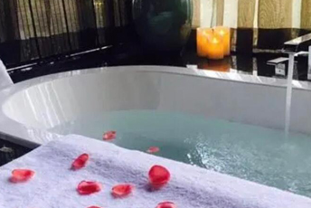 福州水疗池中的失重冥想：当身体学会漂浮